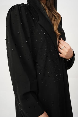 عبايه مزينة باللولو الاسود والفصوص