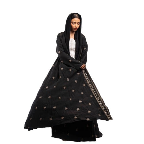 عباية سوداء مطرزة بالذهبي