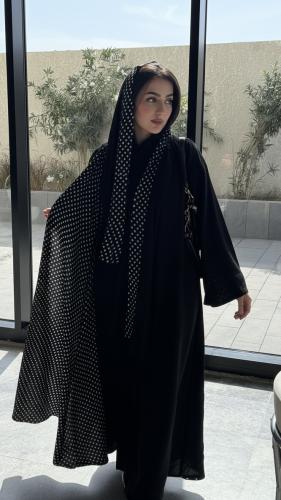 عبايه صيفية منقطة بالابيض و الاسود ومبطنة بالشيفون