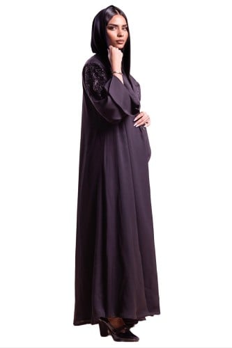 عباية مميزة بقماش كريب ملكي مزينة بتطريز اسود على...