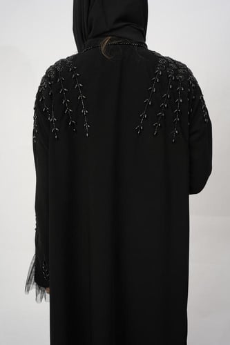 عبايه سوداء بتطريز على الاكتاف