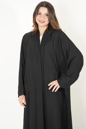 عبايه سوداء عملية مزينة بخطوط من التطريز