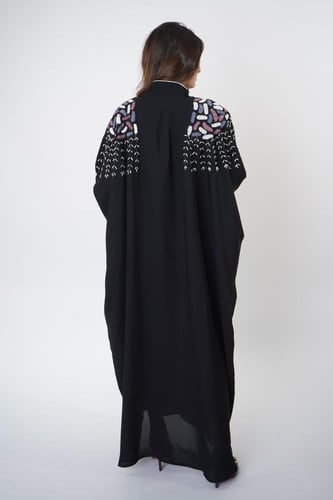 عباية مزينة بتطريز ملون على الأكتاف