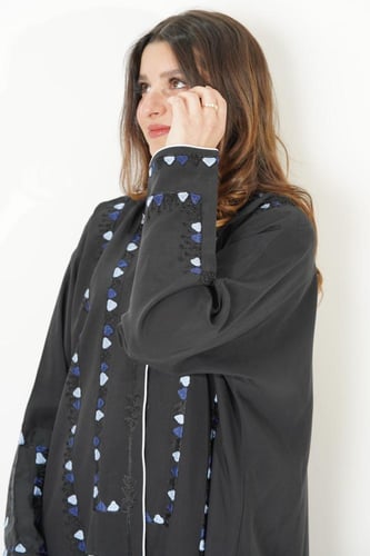 عباية مزينة بتطريز ملون عالأكمام والياقة