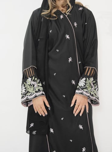 عبايه سوداء مزينة بالورود الملونة