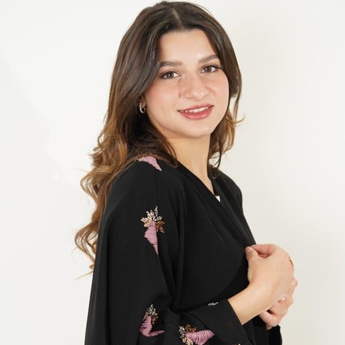 عبايه عملية بتطريز ملون على الاكمام