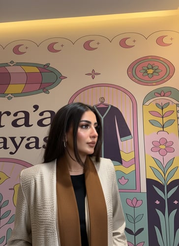 عبايه شتوية باللون البيج مزينة بالشموا البني