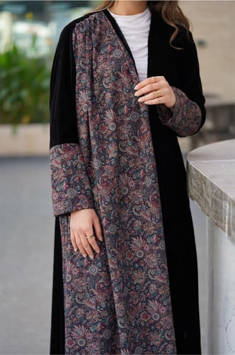 عبايه مخمل مزينة بشال كشمير