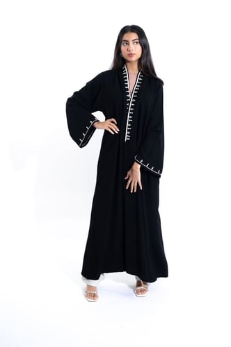 عباية سوداء مزينة باللولو بقماش حرير شموا