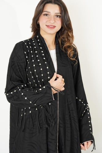 عبايه سوداء مزينة بجدايل من الخيوط