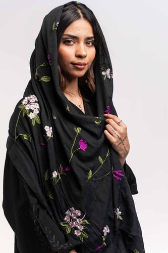 طرحة لينن مزينة بالورود الملونة