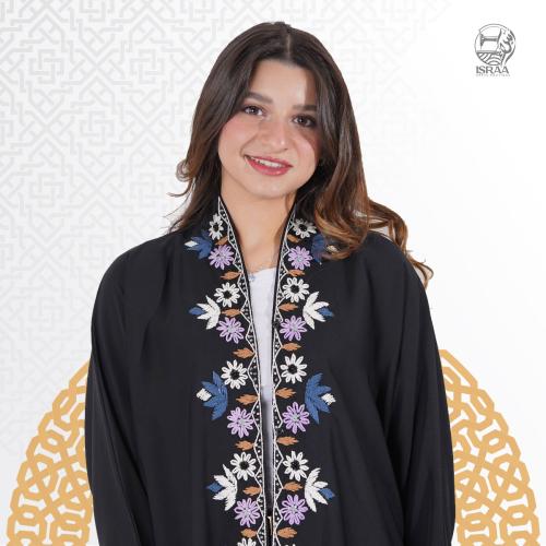 عباية مزينة بتطريز ملون من الأمام