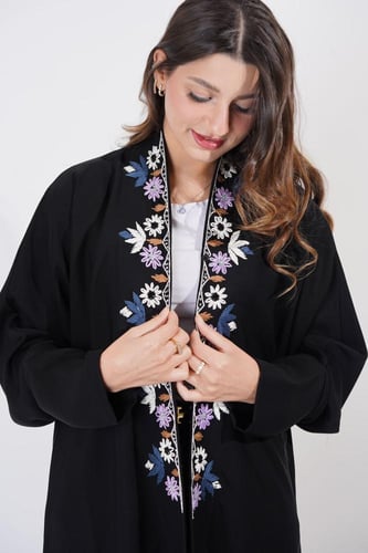 عباية مزينة بتطريز ملون من الأمام