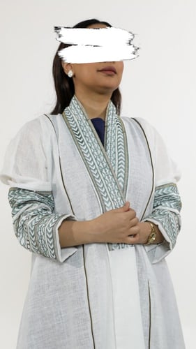 عباية بأطراف مطرزة بقماش ليينن باكثر من لون