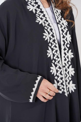 عباية مزينة بتطريز ابيض عالأكمام والياقة