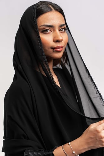 طرحة ليزر مزينة بالفصوص باللون الاسود