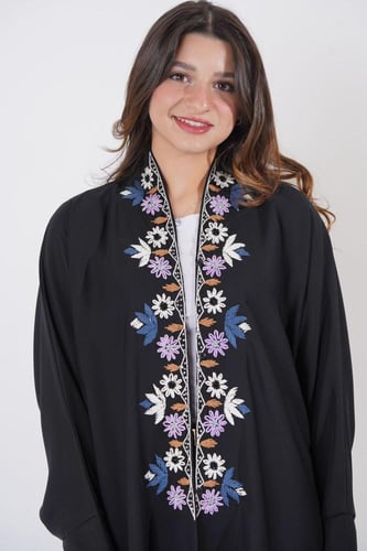 عباية مزينة بتطريز ملون من الأمام