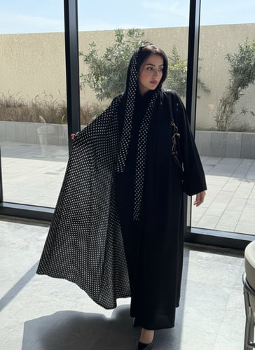 عبايه صيفية منقطة بالابيض و الاسود ومبطنة بالشيفون