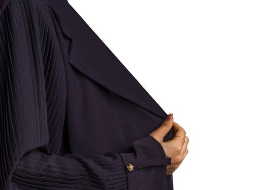 عباية بكسرات في الكم بألوان متعددة