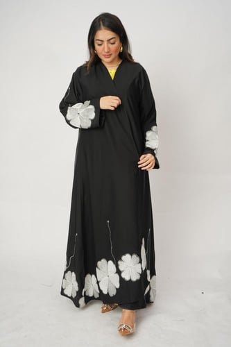 عبايه بورود بيضاء
