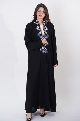 عباية مزينة بتطريز ملون من الأمام