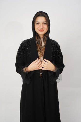 عبايه سوداء بتطريز على الاكتاف