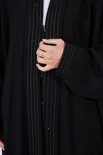 عبايه سوداء عملية مخططة من الأمام