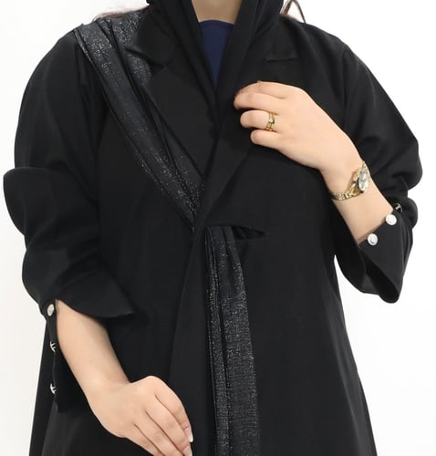 عبايه سوداء قماش كريب واقف مزينة بشال اسود او ذهبي