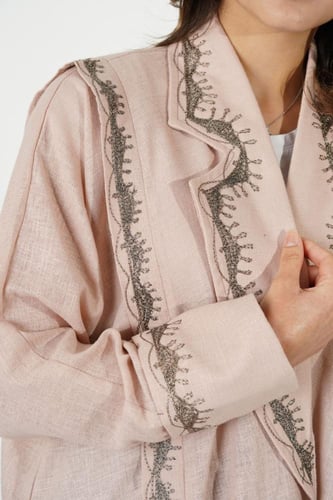 عباية كتان مطرزة بالأسود