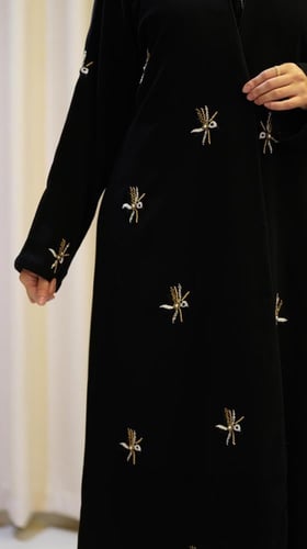 عبايه سوداء بتطريز فراشات من الأمام