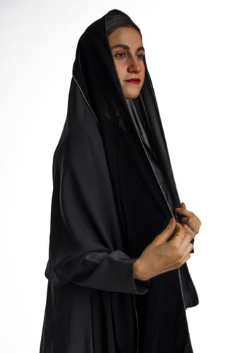 طرحة شتوية سادة بخط ذهبي