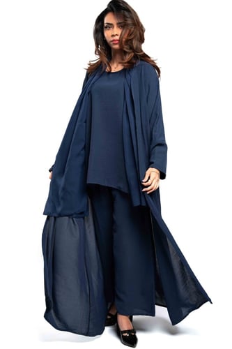 عباية كاجوال مناسبة للسفر باللون الكحلي