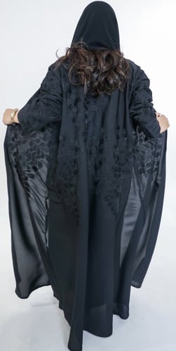 عباية كاجوال لف بقماش اوكراني كلاسيك ، مزينة بتطري...