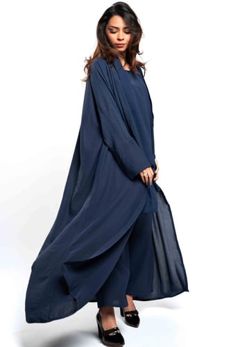 عباية كاجوال مناسبة للسفر باللون الكحلي