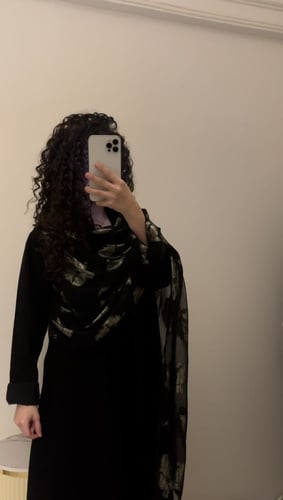 عبايه سوداء قماش كريب واقف مزينة بشال اسود او ذهبي