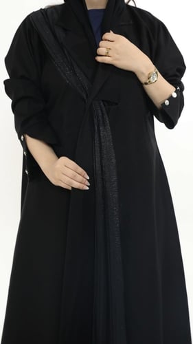 عبايه سوداء قماش كريب واقف مزينة بشال اسود او ذهبي