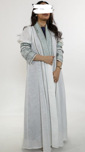 عباية بأطراف مطرزة بقماش ليينن باكثر من لون