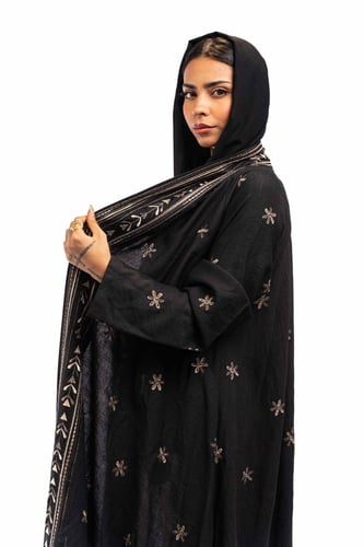عباية سوداء مطرزة بالذهبي
