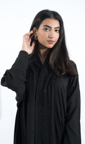 عباية سوداء بتطريز قصب اسود على كامل العباية قماش...