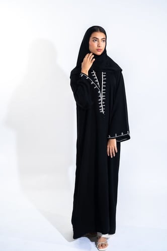 عباية سوداء مزينة باللولو بقماش حرير شموا