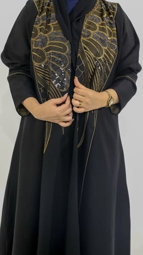 عبايه سوداء مطرزة بالألوان على شكل طاؤوس قماش كريب...