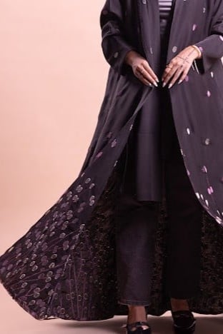 عباية بقماش انترنت مطرزة بدوائر ملونة