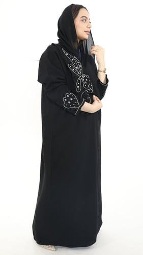عبايه سوداء مطرزة بالأبيض على شكل فراشة قماش بيسكت