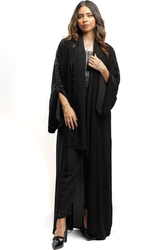 عباية سهرة لف مطرزة بشك اسود على الاكمام