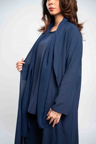 عباية كاجوال مناسبة للسفر باللون الكحلي