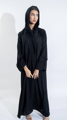 عباية سوداء بتطريز اسود على الكتف قماش كريب واقف