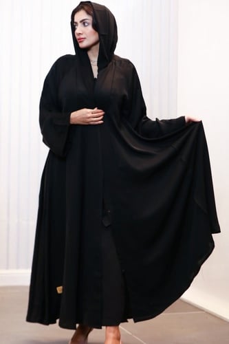 عبايه عملية نص كلوش بازارير مغلقة و خطوط سوداء