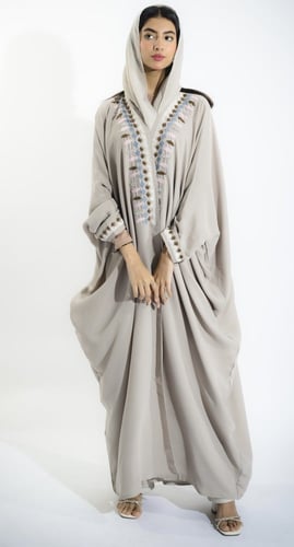 عباية بشت مطرزة من الأمام و الكم - الوان متعددة