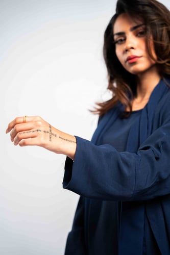 عباية كاجوال مناسبة للسفر باللون الكحلي