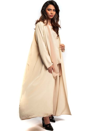 عباية كاجوال مناسبة للسفر باللون البيج